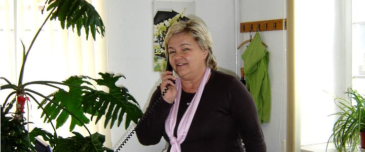 Frau Kluge in der Geschäftsstelle des Verein